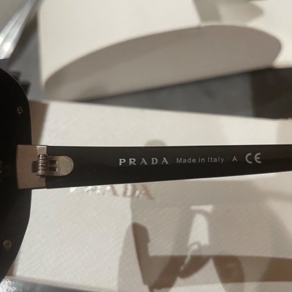 Prada sunglasses - Picture 5 of 6
